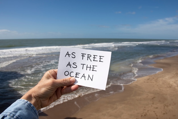 Bezpłatne zdjęcie inspirujący cytat na plaży