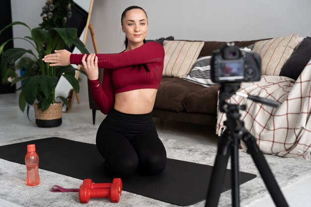 Instruktor fitnessu sportowego online nagrywa swoją sesję