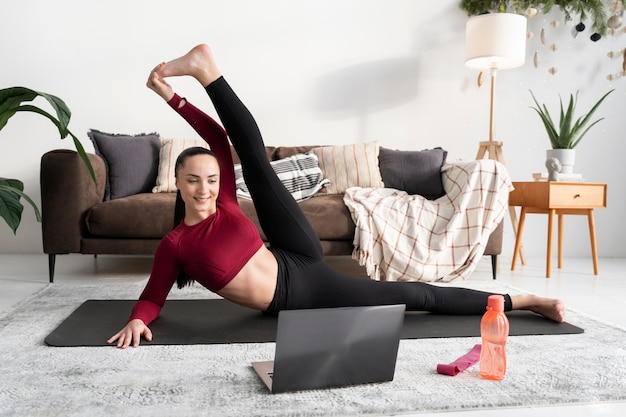 Instruktor Fitnessu Sportowego Online Nagrywa Swoją Sesję