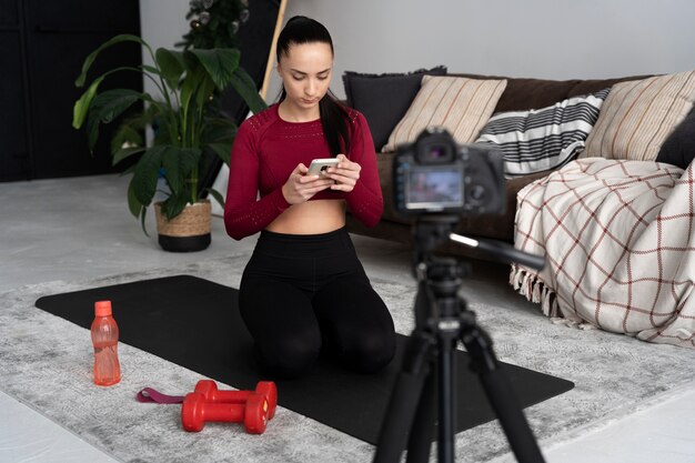Instruktorka fitness online nagrywająca sesję