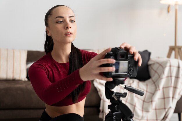 Instruktorka fitness online nagrywająca sesję