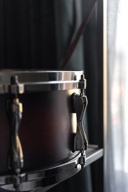 Instrument perkusyjny, werbel z bliska we wnętrzu pokoju.