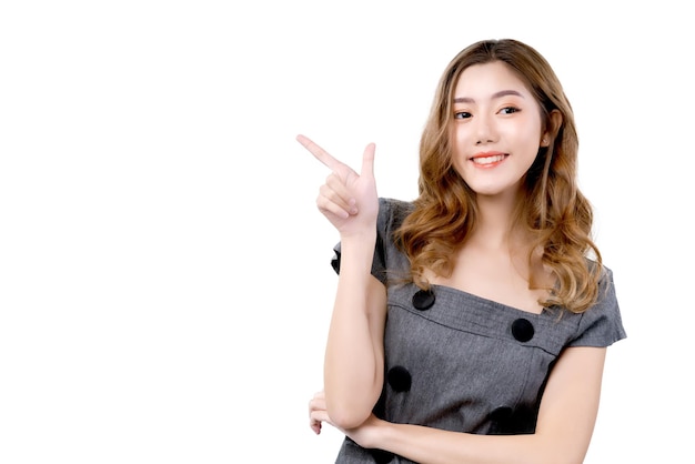 Inteligentna, atrakcyjna kobieca ręka azjatyckiego gestu wskazuje, aby skopiować sapce ze szczęściem i radosną ręką przedstawia szablon karty z koncepcją pomysłów biznesowych uśmiechu