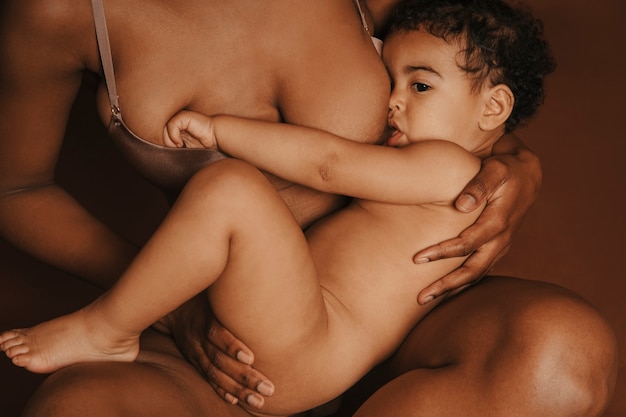 Intymny portret pięknej matki trzymającej swoje dziecko
