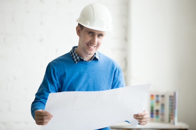 Bezpłatne zdjęcie inżynier budowlany w hardhat