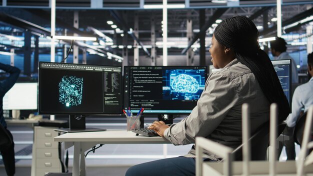 Inżynier informatyki w centrum danych wykorzystujący model głębokiego uczenia się sztucznej inteligencji