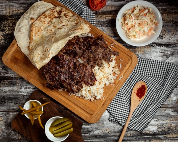 Bezpłatne zdjęcie iskender kebab z ryżem i lavash