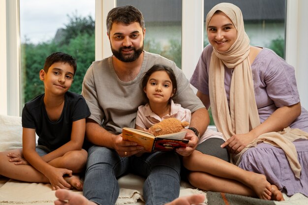 Islamska rodzina w domu, widok z przodu