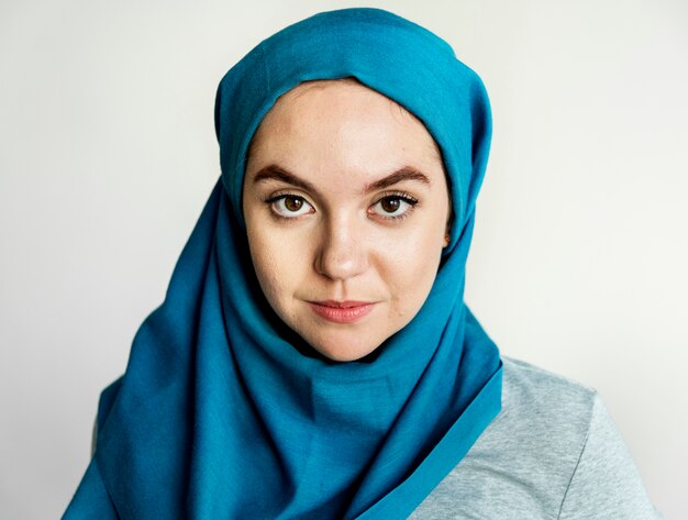 Islamski kobieta portret patrzeje kamerę