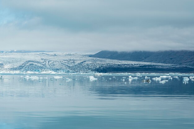 Islandia krajobraz pięknego krajobrazu wodnego