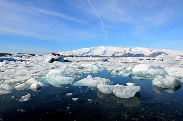 Islandzka laguna lodowcowa z kawałkami lodu i śniegu