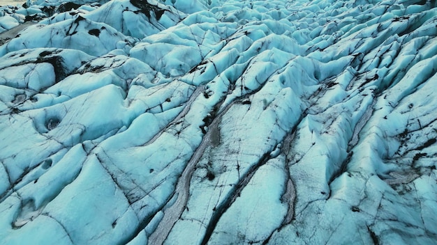 Islandzkie Zamarznięte Jezioro Z Blokami Lodu Tworzącymi Piękną Nordycką Scenerię, Czapka Lodowca Vatnajokull Na Islandii. Majestatyczne Diamentowe Lodowe Skały Unoszące Się Na Mroźnych Wodach, Lodowy Krajobraz. Zwolnione Tempo.