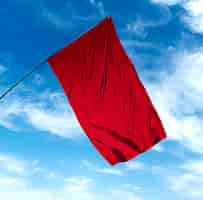 Bezpłatne zdjęcie izolowana czerwona flaga w przyrodzie