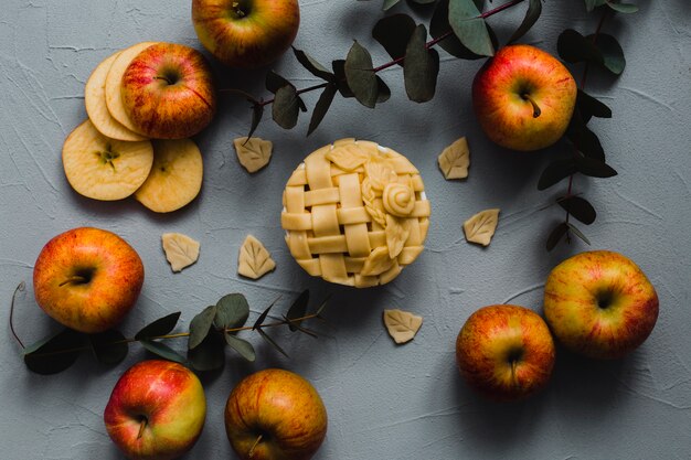 Jabłka i liście wokół ciasta