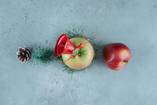 Jabłka i świąteczne ozdoby świąteczne na marmurze.