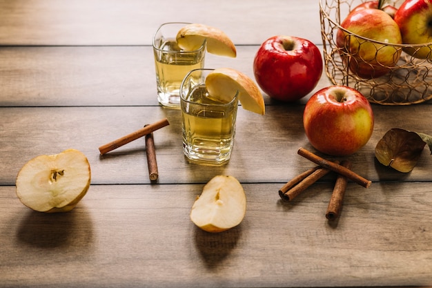 Bezpłatne zdjęcie jabłka, sok, cynamon laski na drewniane tła