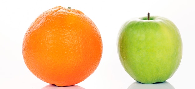 Jabłko i pomarańcza na białym, panoramicznym obrazie