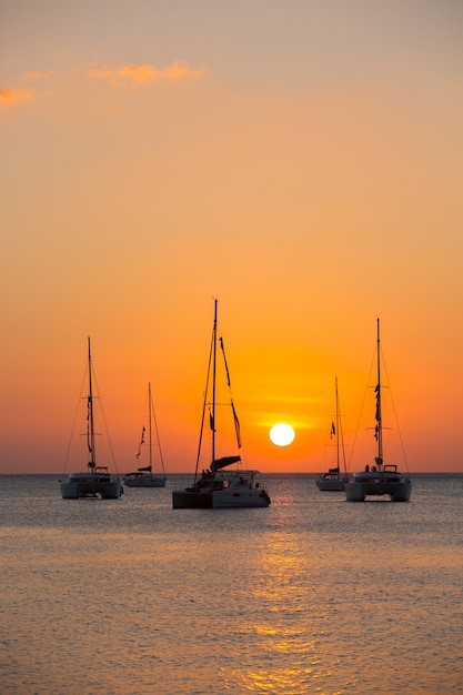 Jacht na morzu podczas zachodu słońca