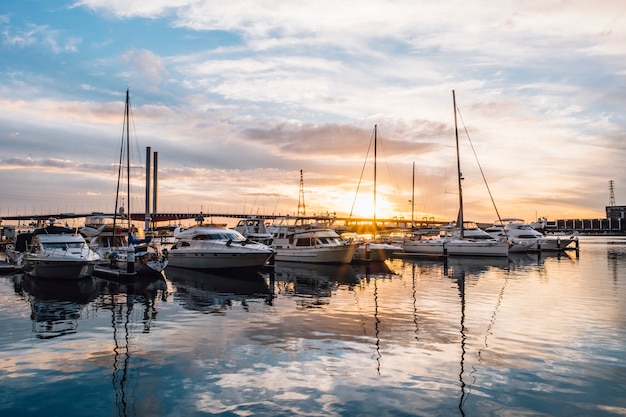 Bezpłatne zdjęcie jacht odbicie zachód słońca port