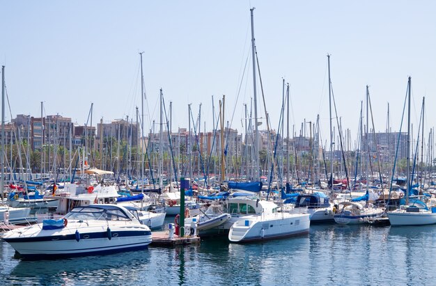 Jachty leżą w Port Vell.