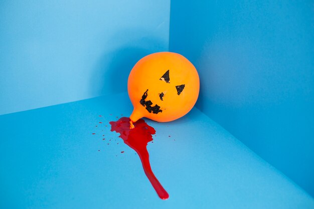 Jack-o-lantern balon w kałuży krwi