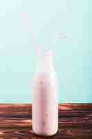 Bezpłatne zdjęcie jagodowy milkshake w butelce