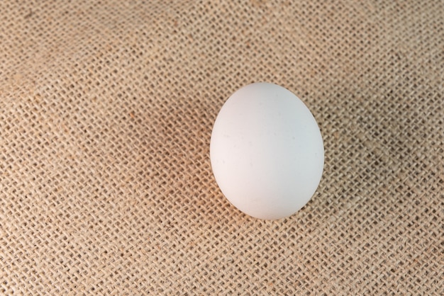 Bezpłatne zdjęcie jajka na brązowym tle