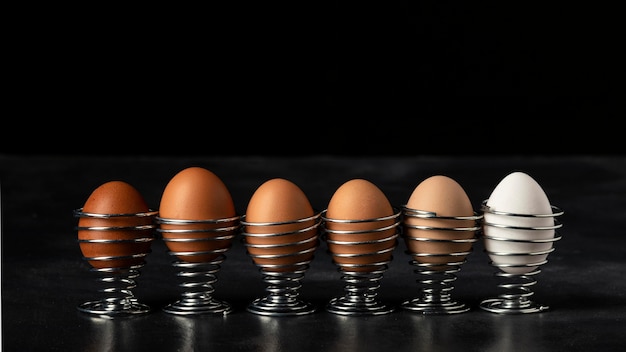 Jajka od przodu mieszają się na stojakach