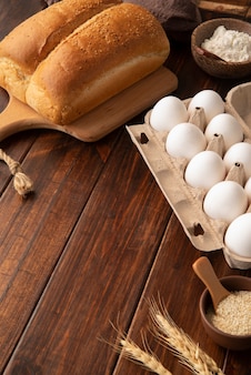 Jajka pod dużym kątem i układanie chleba
