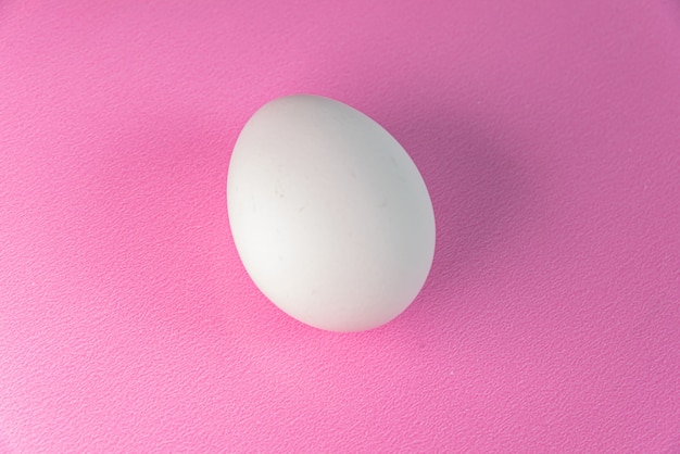 Bezpłatne zdjęcie jajko na różowym stole