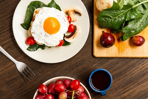 Jajko sadzone śniadanie z pomidorami i kawą