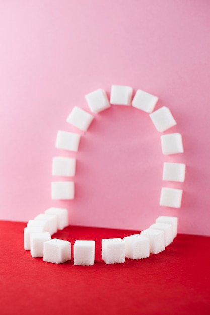 Bezpłatne zdjęcie jama ustna wykonana ze słodkich kostek cukru