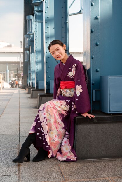 Bezpłatne zdjęcie japonka świętuje dzień pełnoletności i pozuje w mieście