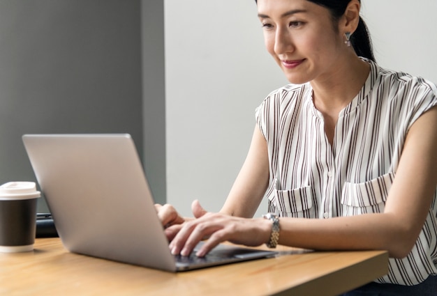 Japońska Kobieta Pracuje Na Laptopie