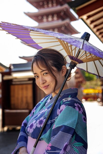 Japońska pomoc parasola wagasa przez młodą kobietę