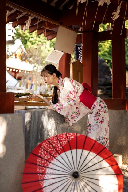 Japońska pomoc parasola wagasa przez młodą kobietę