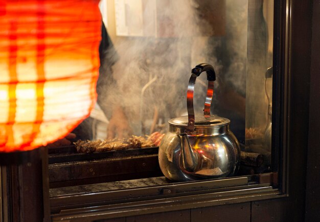 Japoński lokal gastronomiczny z podgrzewanym czajnikiem