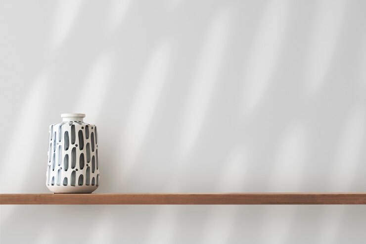 Bezpłatny plik Zdjęcie japoński wazon ceramiczny na półce