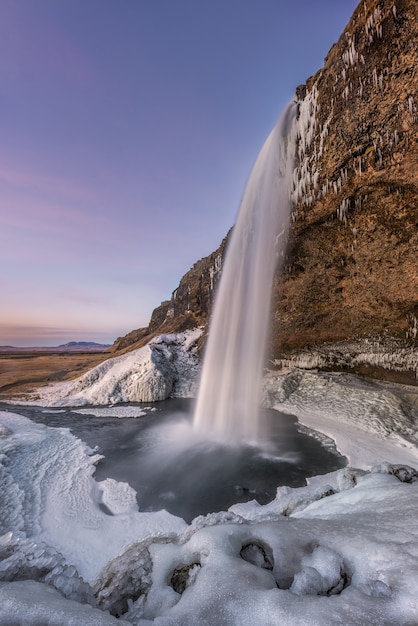 Jaskinia Seljalandsfoss na Islandii