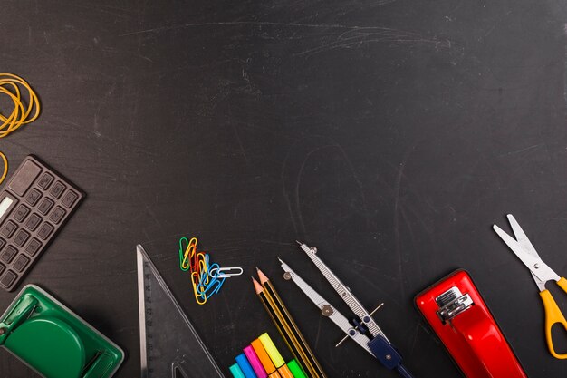 Jaskrawy biurowy materiały układający na blackboard