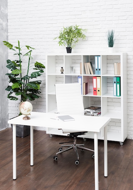 Jasne, nowoczesne, minimalistyczne biurko