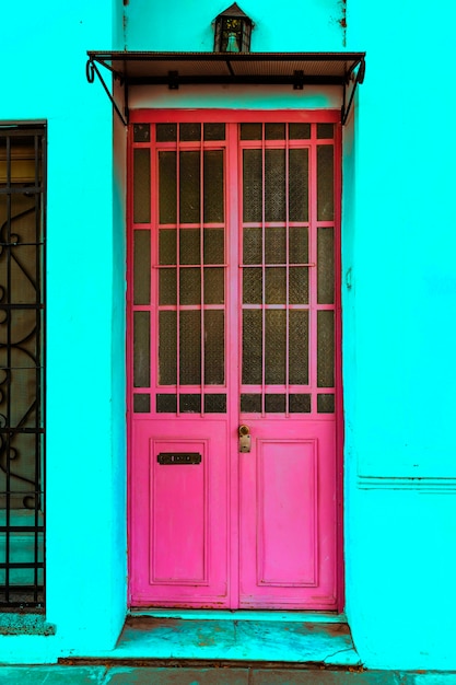 Bezpłatne zdjęcie jasne popowe drzwi vintage