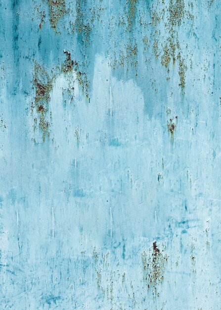 Jasnoniebieska pomalowana ściana z pęknięciami