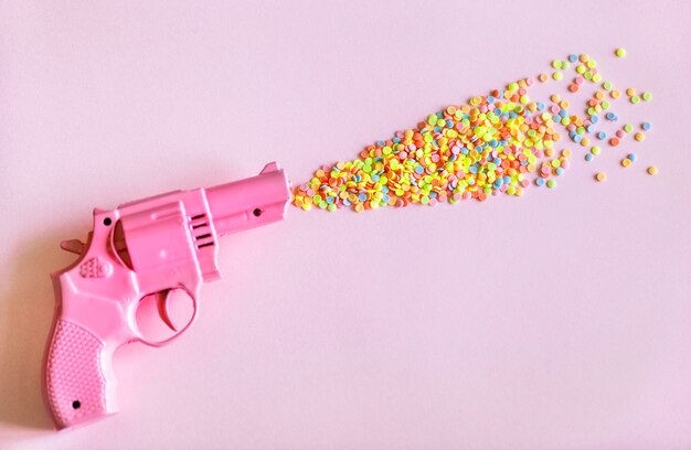 Jasny i kolorowy pistolet z plastikową zabawką