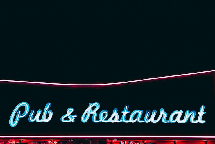 Bezpłatny plik Zdjęcie jasny neonowy znak restauracji w pubie