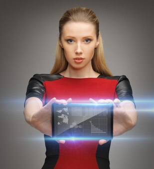 Jasny obraz futurystycznej kobiety z komputerem typu tablet
