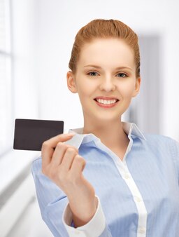 Jasny Obraz Szczęśliwej Kobiety Z Kartą Kredytową Premium Zdjęcia