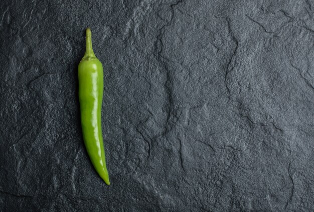 Jeden gorący chili peppers na czarnym tle.