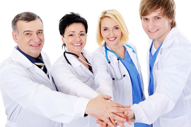 Jedność czterech szczęśliwych lekarzy na białym tle