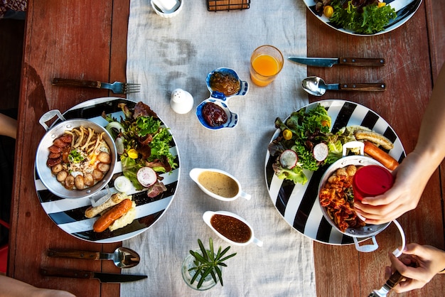 Bezpłatne zdjęcie jedzenie śniadanie brunch jedzenie sałatka kiełbasa